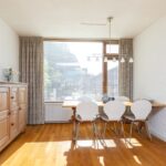 Seringenlaan woonkamer met uitkijk tuin en deur