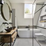 badkamer met douche met zwarte details Keenseweg 39 Etten-_Leur